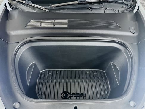 Used 2021 Tesla Model Y Long Range image 33