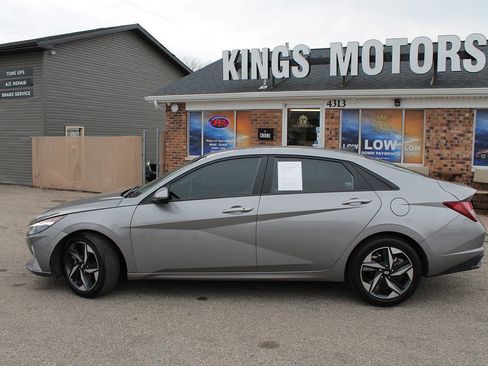 Used 2023 Hyundai Elantra SEL w/ Convenience Package image 2