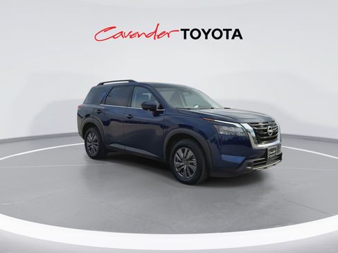 Used 2025 Nissan Pathfinder SV FWD image 2