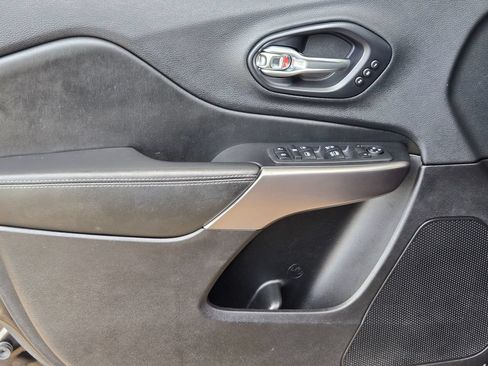 Used 2019 Jeep Cherokee Limited FWD image 11