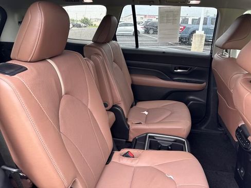 Used 2025 Toyota Grand Highlander AWD image 14