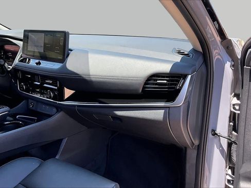 Used 2025 Nissan Rogue SL AWD/4WD image 18