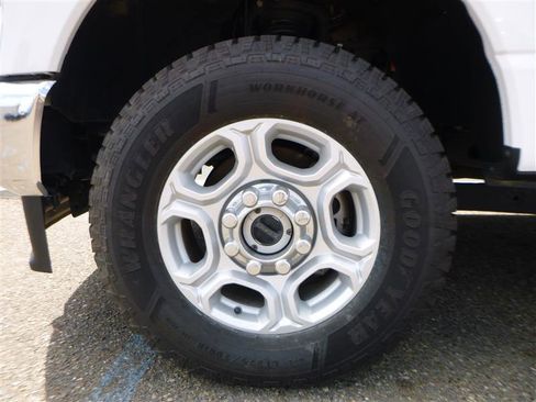 Used 2025 Ford F250 XLT w/ FX4 Off-Road Package AWD/4WD image 17