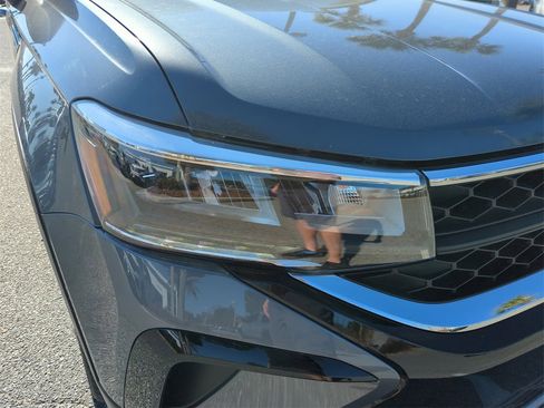 Used 2023 Volkswagen Taos SE image 17