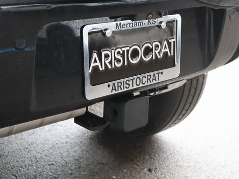 New 2025 Land Rover Defender 90 X-Dynamic SE image 8