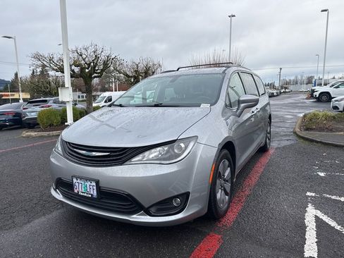 Used 2018 Chrysler Pacifica Touring-L image 3