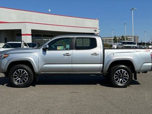 Certified 2022 Toyota Tacoma TRD Sport w/ Technology Package AWD/4WD image 9