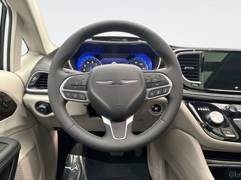 Used 2024 Chrysler Pacifica Limited w/ Trailer Tow Group image 12