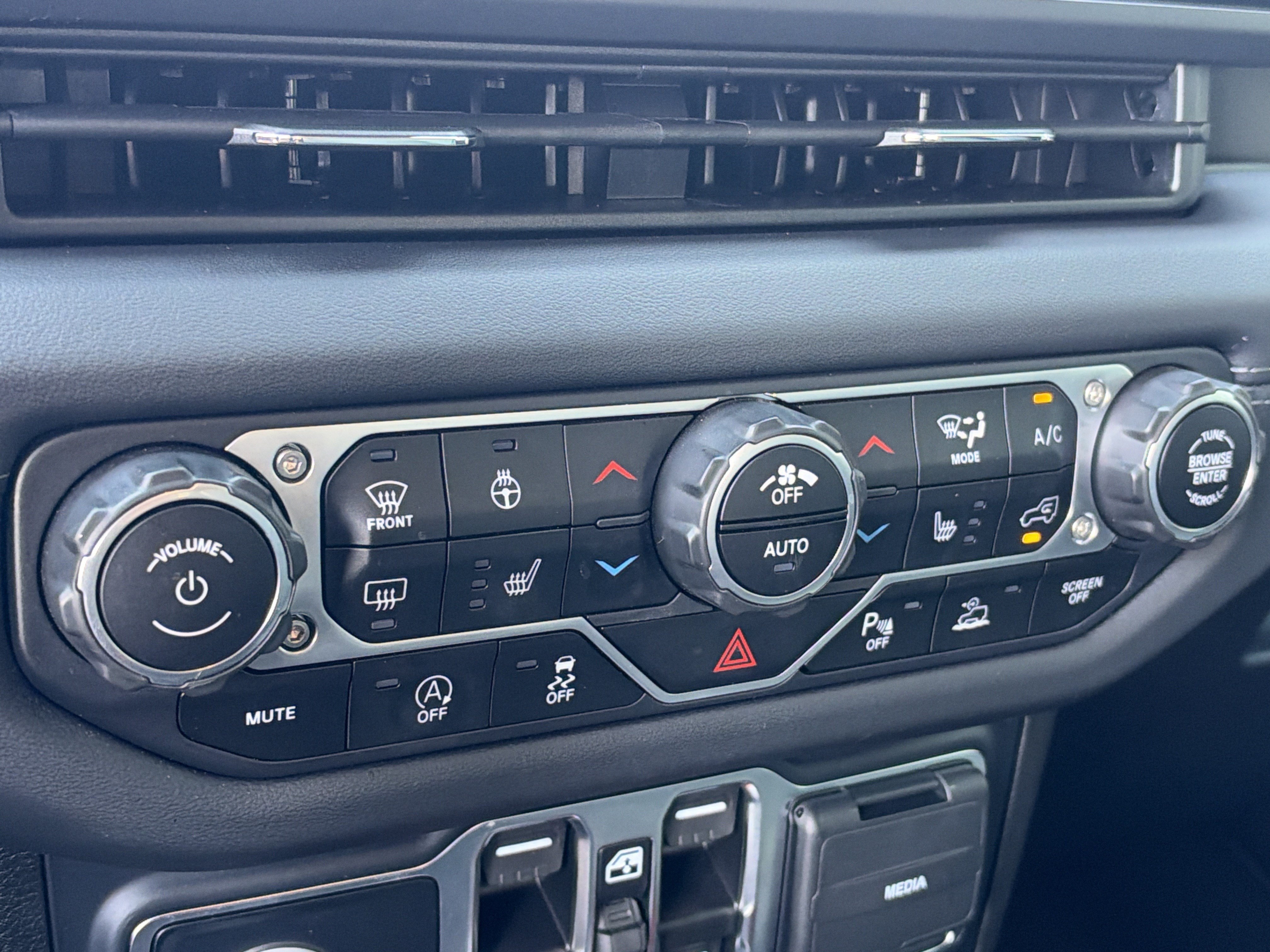 Used 2024 Jeep Gladiator Mojave AWD/4WD image 35
