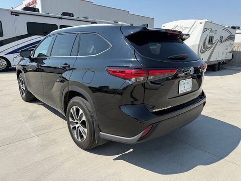 Used 2022 Toyota Highlander XLE AWD/4WD image 5