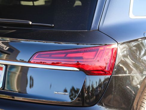 Used 2023 Audi Q5 2.0T Premium w/ Convenience Package image 9