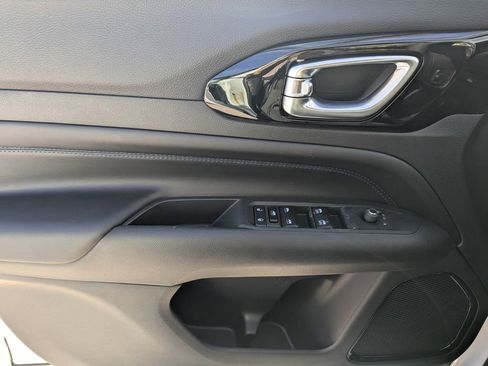 New 2026 Jeep Compass Latitude image 14