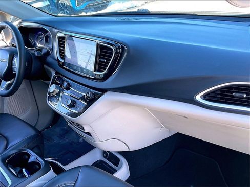 Used 2023 Chrysler Pacifica Touring-L image 13