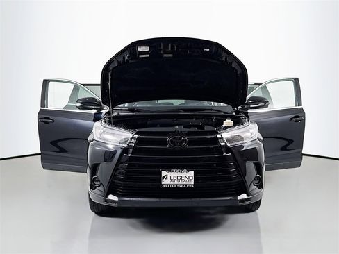 Used 2019 Toyota Highlander SE image 19