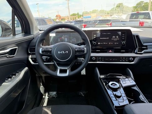 New 2025 Kia Sportage LX image 10