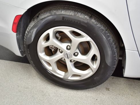 Used 2024 Chrysler Pacifica Limited FWD image 40