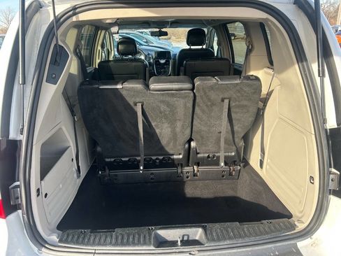 Used 2016 Chrysler Town & Country Touring w/ Driver Convenience Group image 16