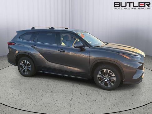 Used 2022 Toyota Highlander XLE FWD image 7
