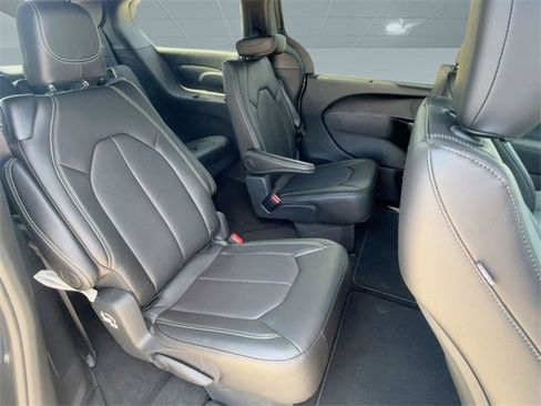 New 2025 Chrysler Pacifica Select image 26