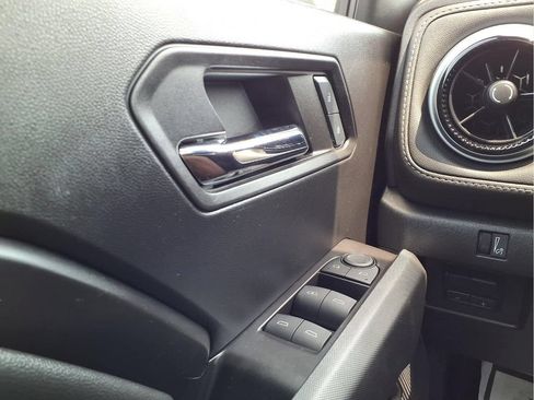 Used 2024 Chevrolet Colorado LT w/ LT Convenience Package III AWD/4WD image 18