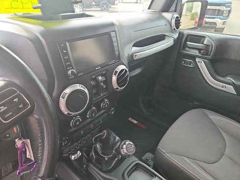 Used 2015 Jeep Wrangler Unlimited Rubicon w/ Connectivity Group image 17