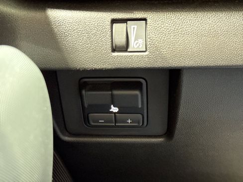 Used 2024 Chevrolet Colorado Z71 w/ Z71 Convenience Package 2 image 32