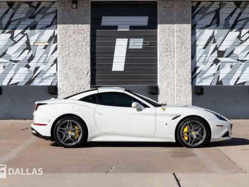 Used 2015 Ferrari California T image 17