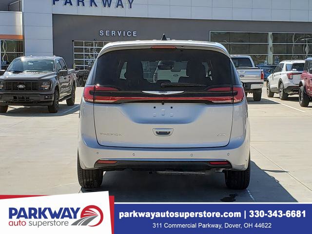 New 2026 Chrysler Pacifica Select AWD/4WD image 8