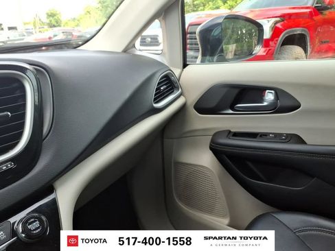 Used 2024 Chrysler Pacifica Touring-L FWD image 21