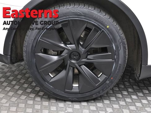 Used 2022 Tesla Model Y Long Range image 25