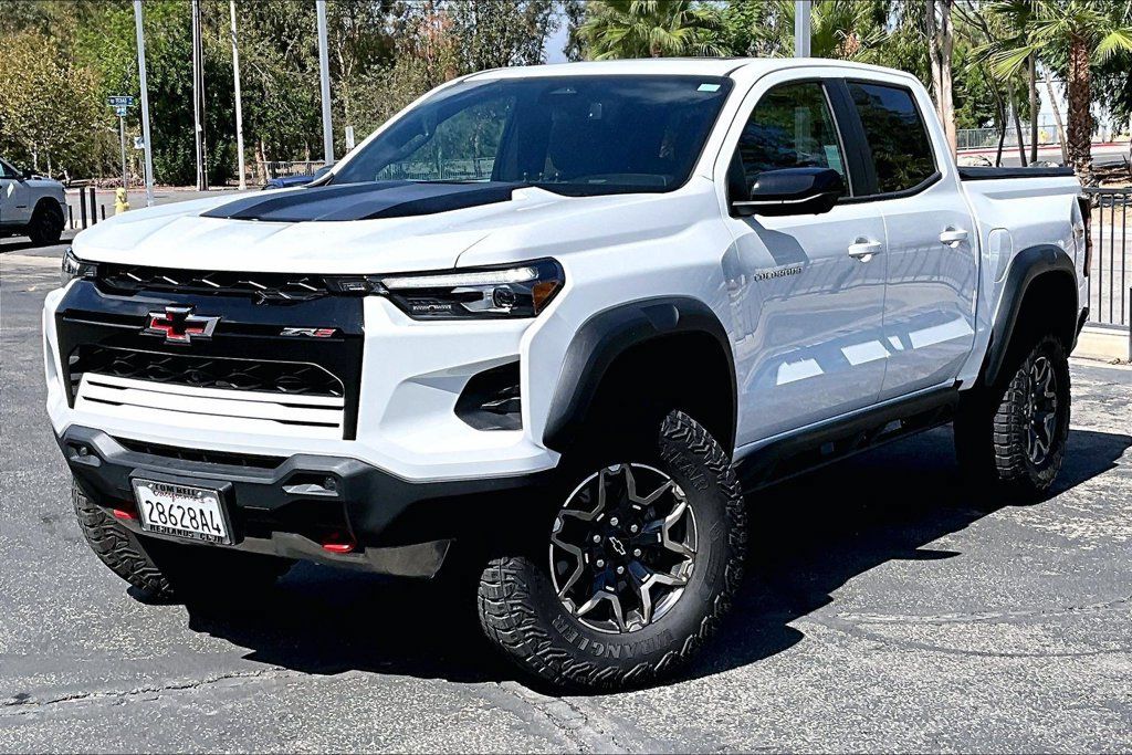 Used 2024 Chevrolet Colorado ZR2 w/ Technology Package AWD/4WD image 2