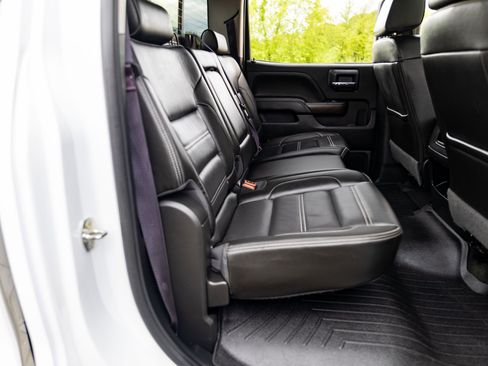Used 2017 GMC Sierra 2500 Denali w/ Duramax Plus Package AWD/4WD image 32