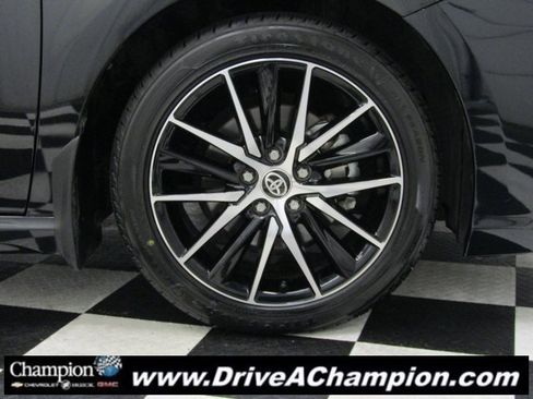 Used 2024 Toyota Camry SE image 3