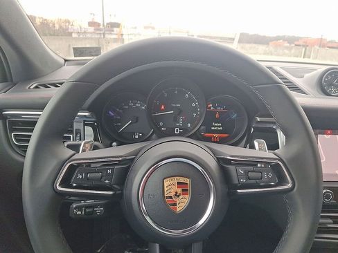 Used 2025 Porsche Macan image 21