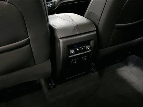 Used 2023 Chevrolet Traverse RS FWD image 25