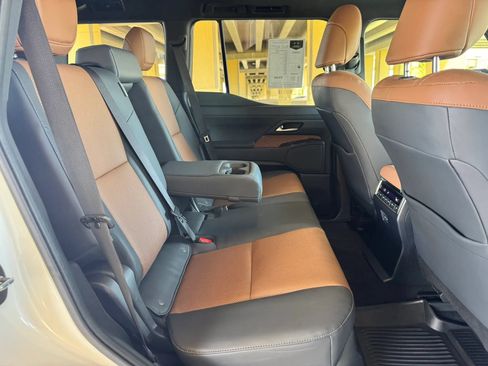 Used 2024 Lexus GX 550 w/ Accessory Package (Z1) AWD/4WD image 29