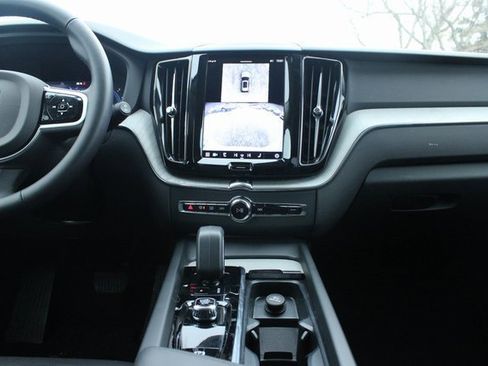 Used 2025 Volvo XC60 B5 Plus image 16