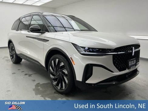 Used 2025 Lincoln Nautilus Reserve w/ Jet Appearance Package image 3