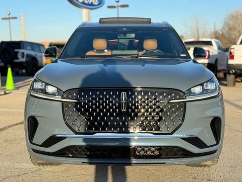 Used 2025 Lincoln Aviator Black Label image 2