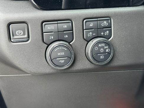 Used 2025 Chevrolet Silverado 1500 LT Trail Boss w/ Convenience Package II AWD/4WD image 28