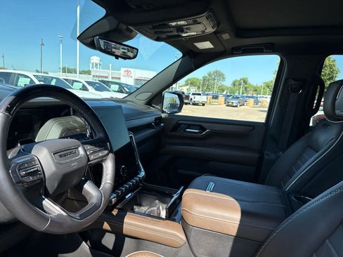 Used 2025 GMC Yukon Denali Ultimate w/ LPO, Illumination Package AWD/4WD image 7