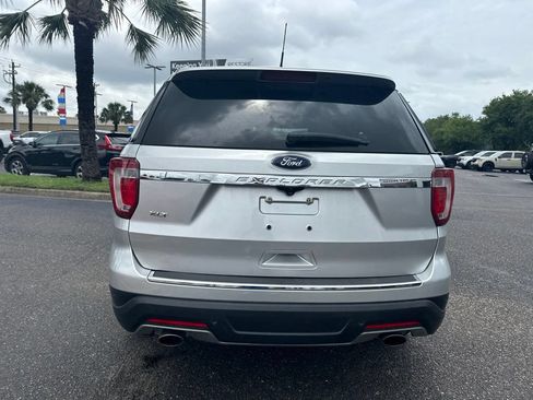 Used 2018 Ford Explorer XLT w/ Equipment Group 201A FWD image 4