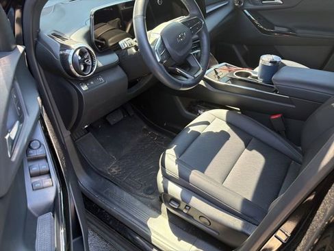 Used 2025 Chevrolet Equinox LT w/ Convenience Package II image 2