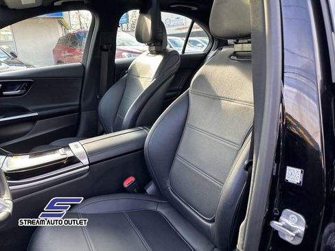 Used 2025 Mercedes-Benz C 300 4MATIC Sedan image 18