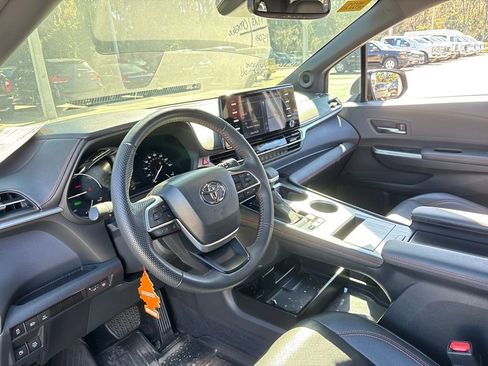 Used 2024 Toyota Sienna XSE image 6