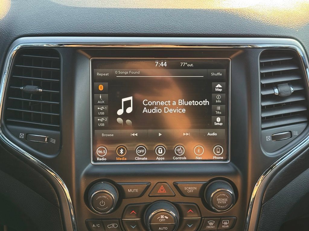 Used 2018 Jeep Grand Cherokee Altitude AWD/4WD image 3