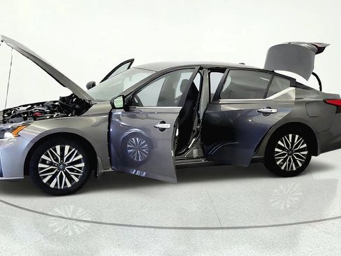Used 2024 Nissan Altima 2.5 SV FWD image 9
