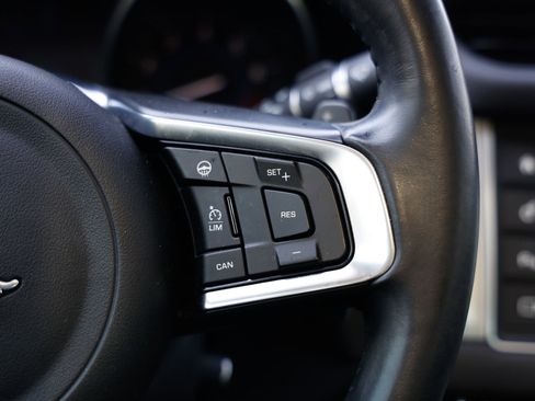 Used 2018 Jaguar XF Prestige image 31