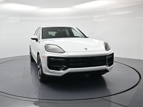 Certified 2025 Porsche Cayenne Turbo AWD/4WD image 33
