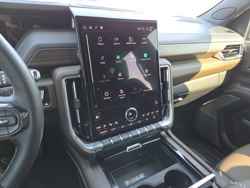 Used 2025 GMC Yukon XL Denali Ultimate AWD/4WD image 38